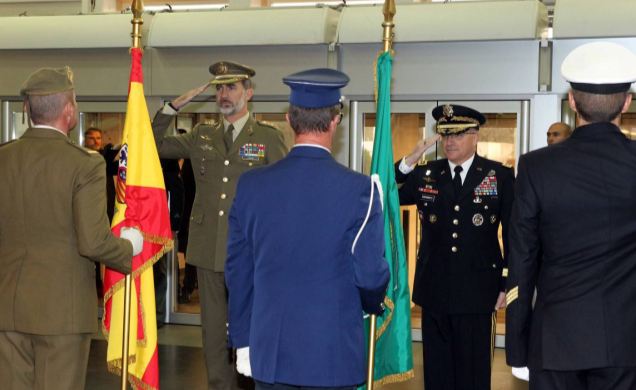 Su Majestad el Rey y el comandante supremo aliado en Europa saludan a las banderas durante la interpretación de los himnos de España y SHAPE