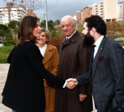 Su Majestad la Reina, a su llegada la sede del BBVA, durante el saludo de bienvenida con la ministra de Sanidad, Consumo y Bienestar Social, María Lui