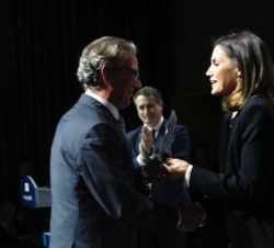 Su Majestad la Reina entrega el premio a Enrique Burgos, presidente de la Asociación de personas con discapacidad de La Ribera (AMIMET)