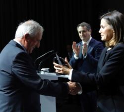 Su Majestad la Reina entrega el premio a Jesús Corrales, presidente de la Federación de Salud Mental de Castilla y León