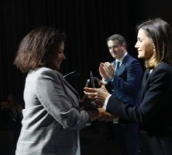 Su Majestad la Reina entrega el premio a Susana Obiang, responsable de la plataforma VIDASOR, de la Confederación Estatal de Personas Sordas (CNSE)