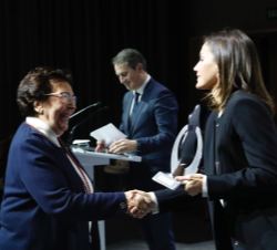 Su Majestad la Reina entrega el premio a María Amparo Martínez Mañas, patrona de la Fundación Juan XXIII