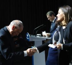 Su Majestad la Reina entrega el premio a Luis Arroyo Pedraz, presidente de la Fundación Juan XXIII