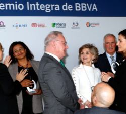 Doña Letizia conversa con los asistentes al acto