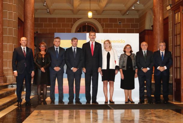 Su Majestad el Rey junto a las autoridades asistentes