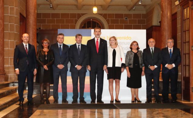 Su Majestad el Rey junto a las autoridades asistentes