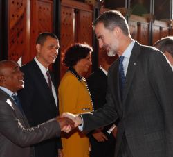 Don Felipe durante los saludos de bienvenida