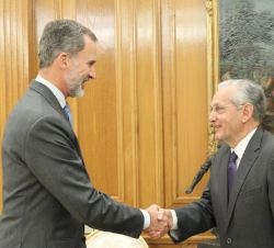 Su Majestad el Rey recibe el saludo del presidente del Patronato de la Fundación Transición Española, Rafael Arias-Salgado