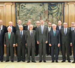 Su Majestad el Rey junto a los miembros del Patronato de la Fundación Transición Española