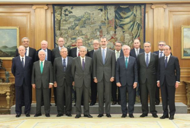 Su Majestad el Rey junto a los miembros del Patronato de la Fundación Transición Española