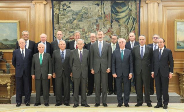 Su Majestad el Rey junto a los miembros del Patronato de la Fundación Transición Española