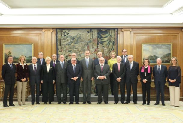 Su Majestad el Rey junto a los miembros de la Fundación España Constitucional