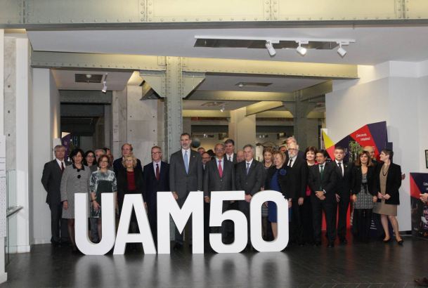 Su Majestad el Rey junto a las autoridades y representantes de la Universidad Autónoma de Madrid