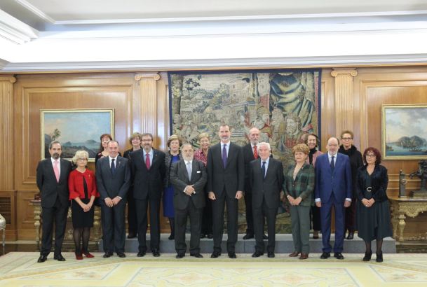 Fotografía de grupo de Su Majestad el Rey con la Junta Directiva de la Asociación de Exdiputados y Exsenadores de las Cortes Generales