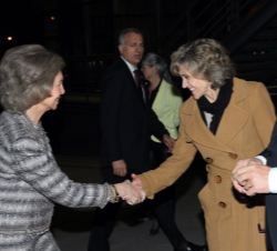Su Majestad la Reina Doña Sofía recibe el saludo de la minsita de Sanidad, Consumo y Bienestar Social, María Luisa Carcedo