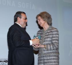 Su Majestad la Reina Doña Sofía recibe el "Premio Especial Solidarios ONCE" de manos del presidente del Grupo Social ONCE, Miguel Carballeda