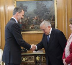 Su Majestad el Rey recibe el saludo del presidente del Tribunal Constitucional, Juan José González Rivas