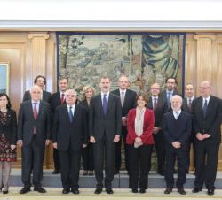 Su Majestad el Rey junto a los asistentes a la presentación de la obra "Comentarios a la Constitución Española. XL Aniversario"