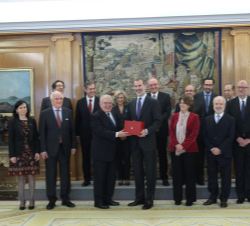 Su Majestad el Rey recibe la obra "Comentarios a la Constitución Española. XL Aniversario" de mano del presidente del Tribunal Constituciona