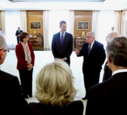 Su Majestad el Rey conversa con los asistentes a la audiencia