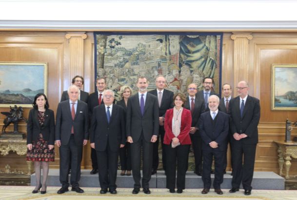 Su Majestad el Rey junto a los asistentes a la presentación de la obra "Comentarios a la Constitución Española. XL Aniversario"