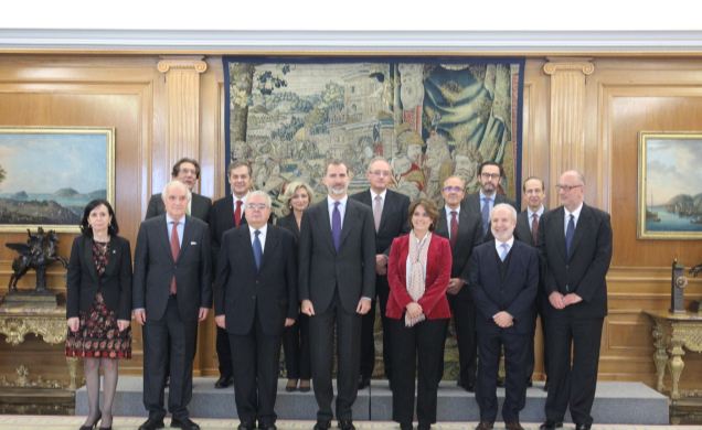 Su Majestad el Rey junto a los asistentes a la presentación de la obra "Comentarios a la Constitución Española. XL Aniversario"
