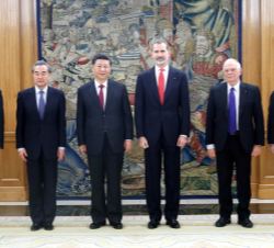 Su Majestad el Rey, acompañado de la delegación española y china, durante el encuentro que mantuvo con el Presidente Jinping