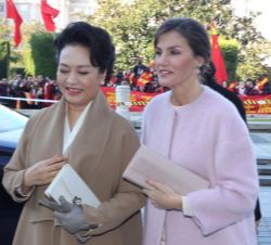 Su Majestad la Reina y Su Excelencia Peng Liyuan, Primera Dama de China, a su llegada al Teatro Real de Madrid