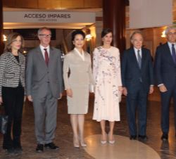 Su Majestad la Reina y Su Excelencia Peng Liyuan, Primera Dama de China, junto a las autoridades que les acompañan en la visita al Teatro Real
