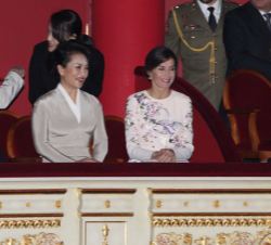 Su Majestad la Reina y Su Excelencia Peng Liyuan, Primera Dama de China, en el palco del Teatro Real