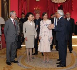 Su Majestad la Reina y Su Excelencia Peng Liyuan, Primera Dama de China, durante su visita al Teatro Real