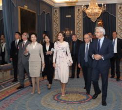 Su Majestad la Reina y Su Excelencia Peng Liyuan, Primera Dama de China, durante su visita al Teatro Real