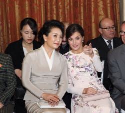 Su Majestad la Reina y Su Excelencia Peng Liyuan, Primera Dama de China, conversan antes de escuchar la interpretación de cuatro arias de la ópera Tur