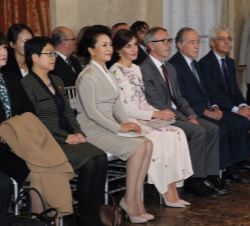 Su Majestad la Reina y Su Excelencia Peng Liyuan, Primera Dama de China, durante la interpretación de cuatro arias de la ópera Turandot