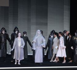 Su Majestad la Reina y Su Excelencia Peng Liyuan, Primera Dama de China, durante el recorrido por el escenario del Teatro Real