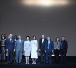 Su Majestad la Reina y Su Excelencia Peng Liyuan, Primera Dama de China, en el escenario del Teatro Real