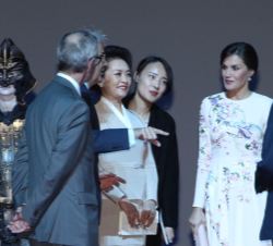 Su Majestad la Reina y Su Excelencia Peng Liyuan, Primera Dama de China, en el escenario del Teatro Real reciben explicaciones a cargo del director ge