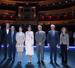 Su Majestad la Reina y Su Excelencia Peng Liyuan, Primera Dama de China, en el escenario, junto a las autoridades que les han acompañado en la visita 