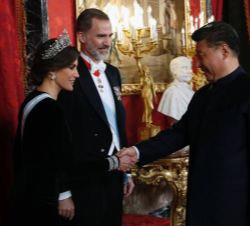 Su Majestad la Reina es saludada por el Presidente de la República Popular China, Xi Jinping