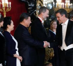 El Presidente del Gobierno, Pedro Sánchez, saluda al Presidente de la República Popular China, Xi Jinping, antes de la cena de gala