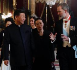 Don Felipe conversa con el Presidente de la República Popular China, Xi Jinping