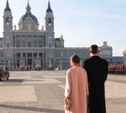 Sus Majestades los Reyes esperan la llegada de Sus Excelencias el Presidente de la República Popular China, Sr. Xi Jinping y Sra. Peng Liyuan, al Pala
