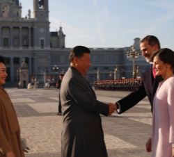 Sus Majestades los Reyes durante le saludo de bienvenida a Sus Excelencias el Presidente de la República Popular China, Sr. Xi Jinping y Sra. Peng Liy