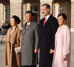 Sus Majestades los Reyes junto a Sus Excelencias el Presidente de la República Popular China, Sr. Xi Jinping y Sra. Peng Liyuan