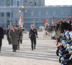 Su Majestad el Rey y Su Excelencia el Presidente de la República Popular China, Sr. Xi Jinping, pasan revista a las tropas de la Guardia Real