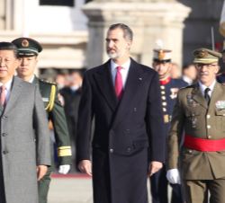 Su Majestad el Rey y Su Excelencia el Presidente de la República Popular China, Sr. Xi Jinping, durante la revista a las tropas de la Guardia Real