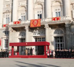 Sus Majestades los Reyes junto a Sus Excelencias el Presidente de la República Popular China, Sr. Xi Jinping y Sra. Peng Liyuan, en el palco de honor 