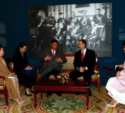 Encuentro de Sus Majestades los Reyes y Sus Excelencias el Presidente de la República Popular China, Sr. Xi Jinping y Sra. Peng Liyuan