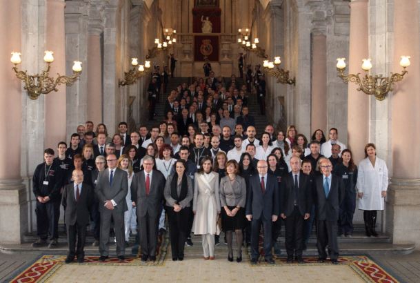 Su Majestad la Reina con los alumnos y asistentes