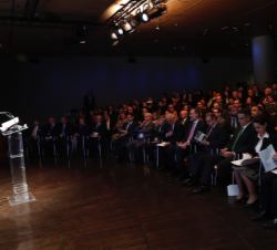 Don Felipe durante el desarrollo del acto en el auditorio de Casa de América